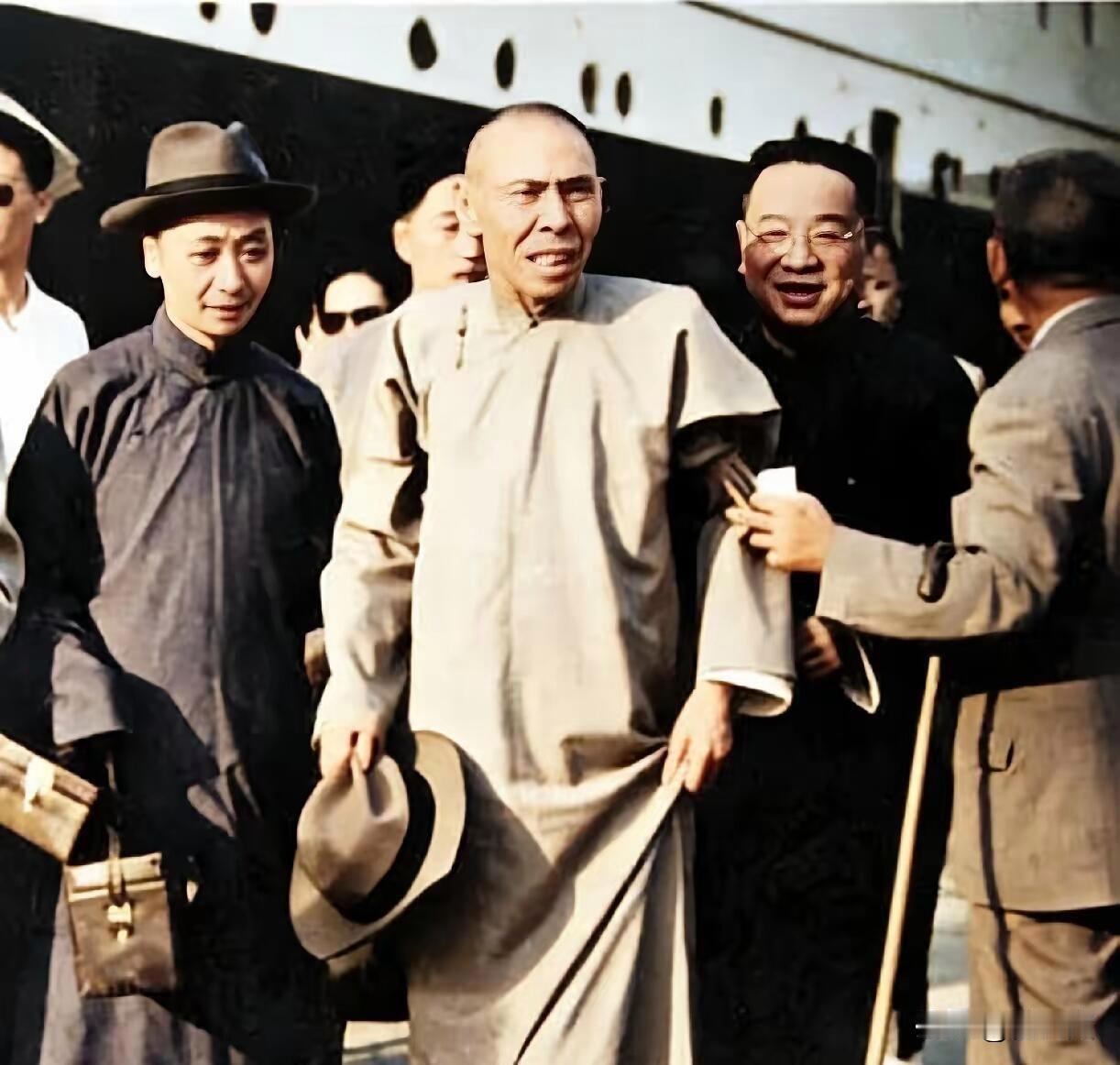 民国时期，
上海大亨——杜月笙，
是不是爱国人士和抗日志士。
大家评。