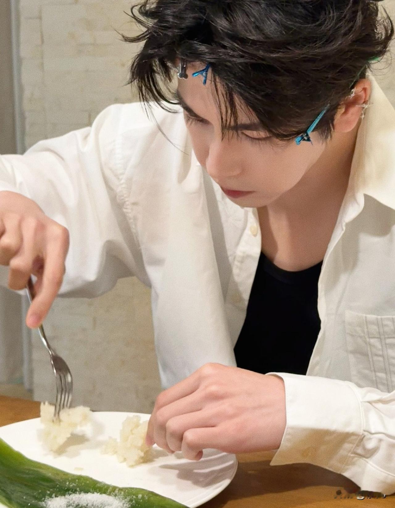 张凌赫粽子蘸白糖


大帅哥张凌赫这种吃法？
我也爱吃甜粽子！！


白粽子蘸白