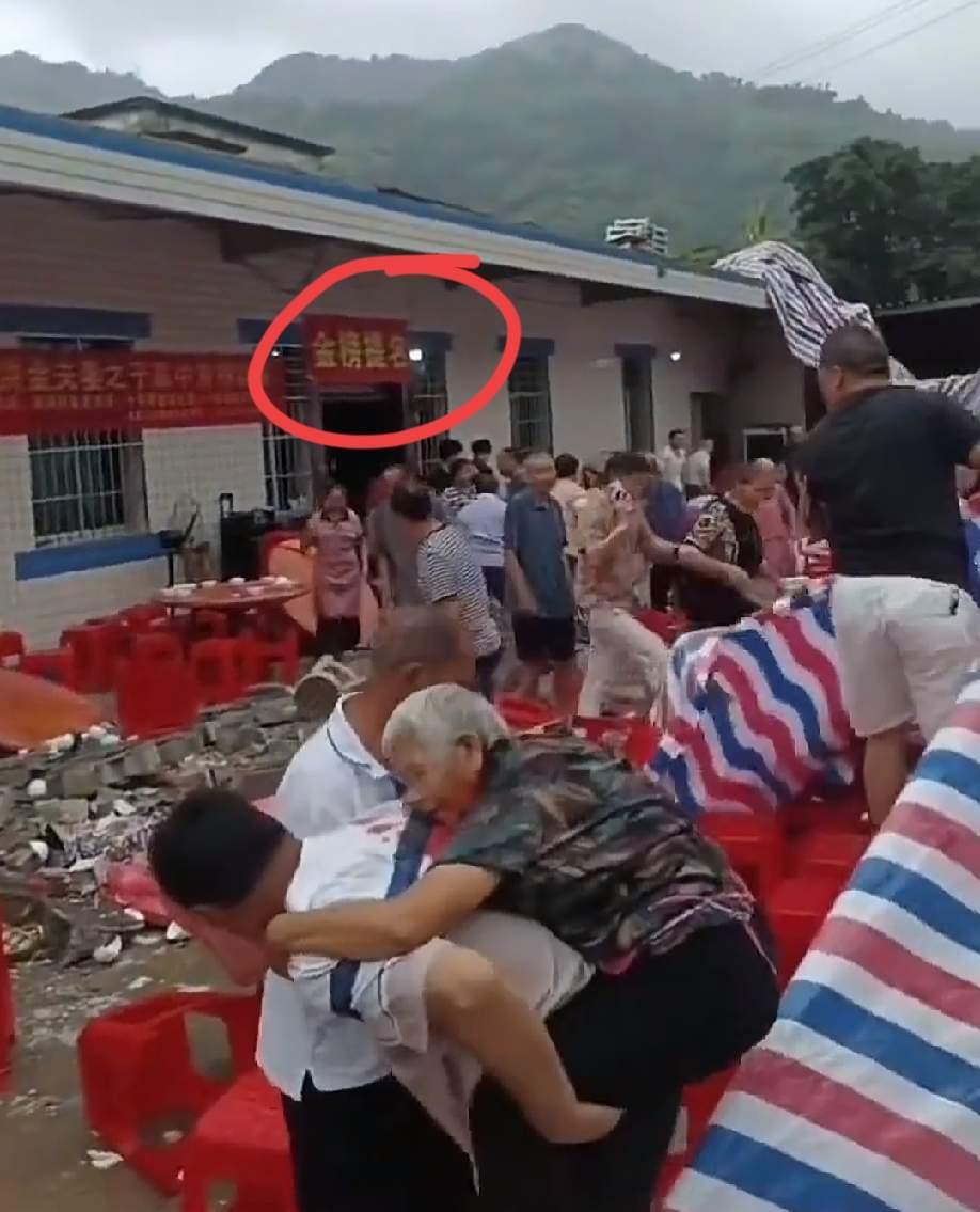 四川升学宴这件事，把“乐极生悲”具象化了。
村里好不容易出了个考上川大的状元，全