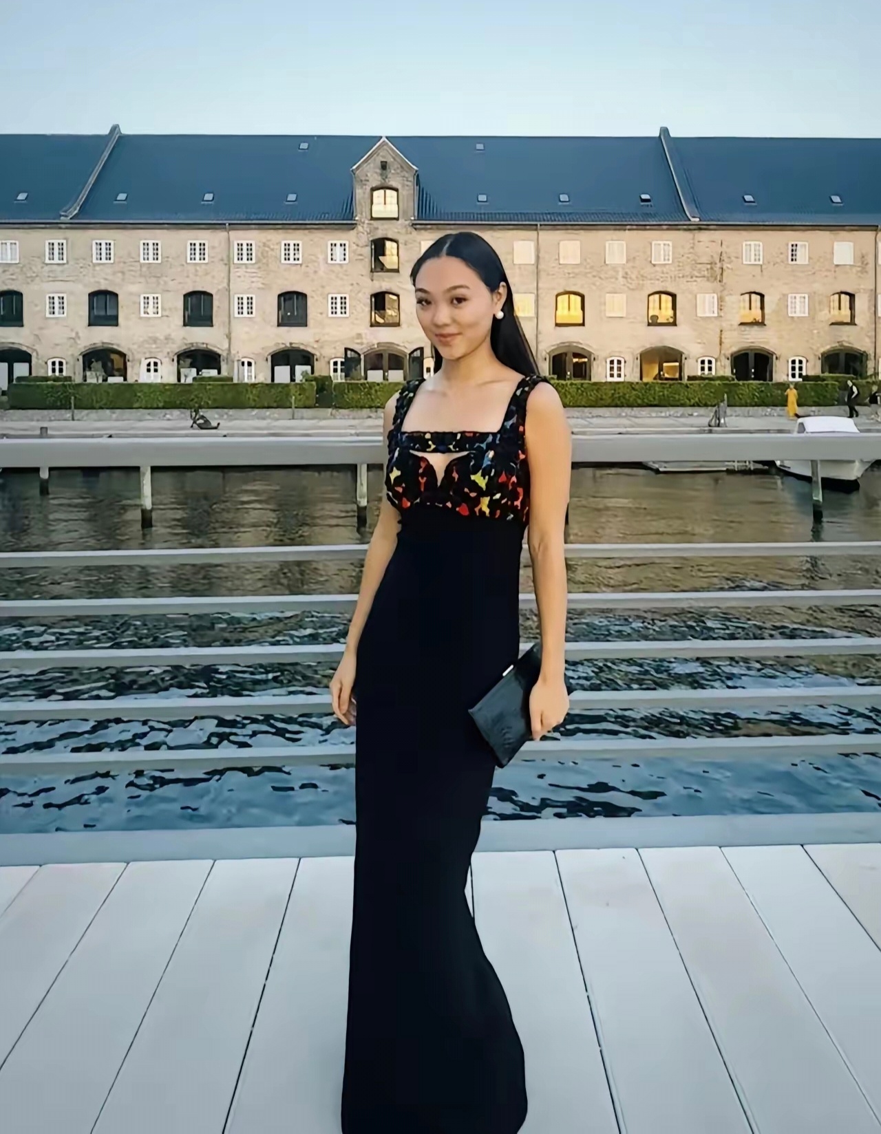 李连杰大女儿一看就是在国外长大的小孩子，也是能看到李连杰和利智的影子，没有很明显