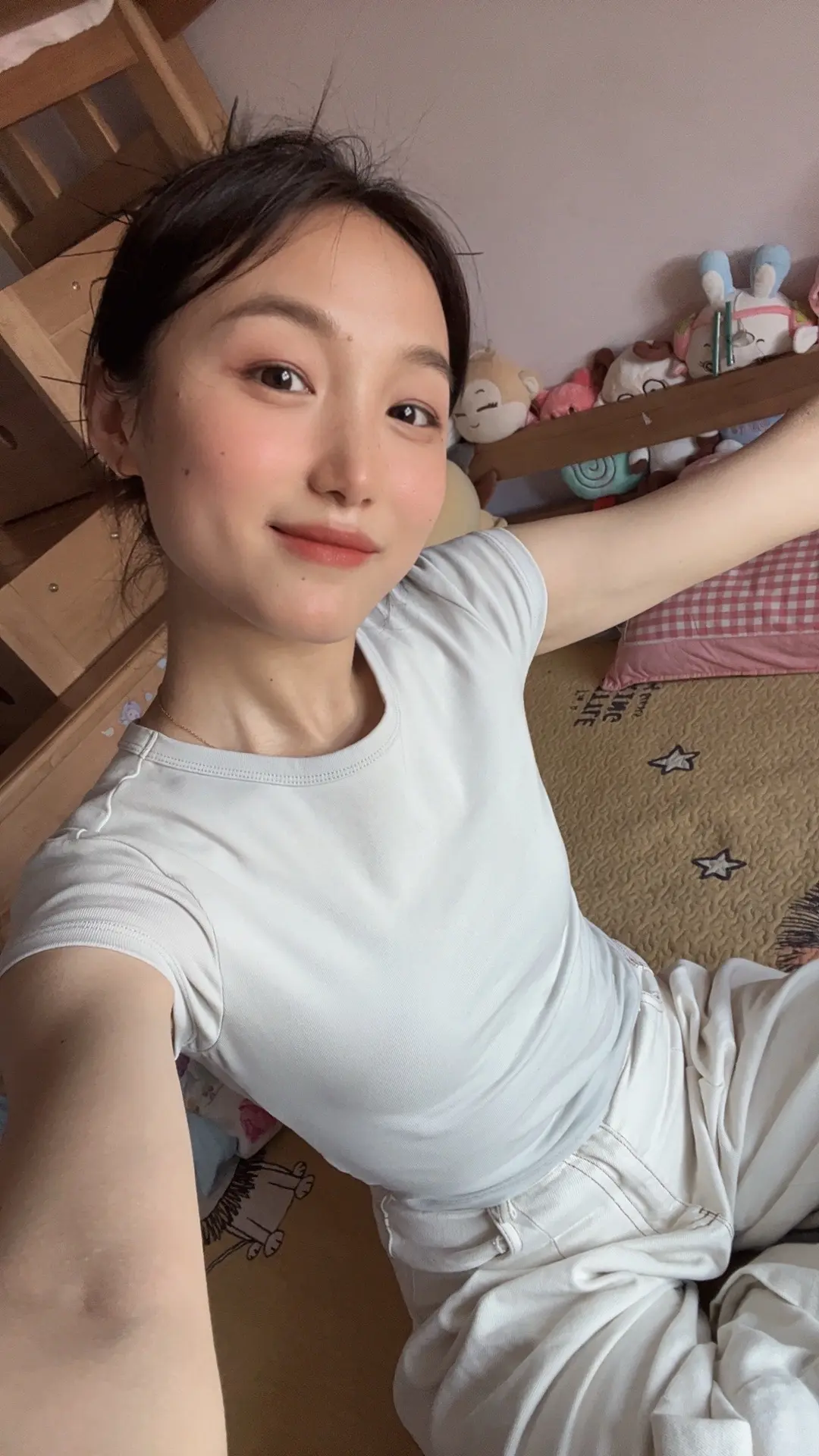 爱我的赚💰去了，我养的上学去了，剩我一人在家吹着空调追着剧，这小日子...
