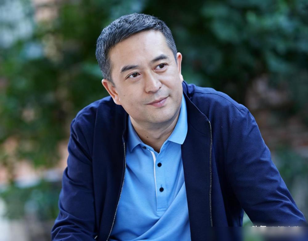张嘉译对主持人说:“《装台》实际上播得很火，但《装台》是赔钱的，想不通为什么？