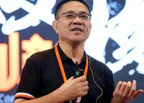 广东湛江的陈生斥资2亿建了258栋大别墅，无偿赠送给乡亲居住，结果村民闯入别墅里