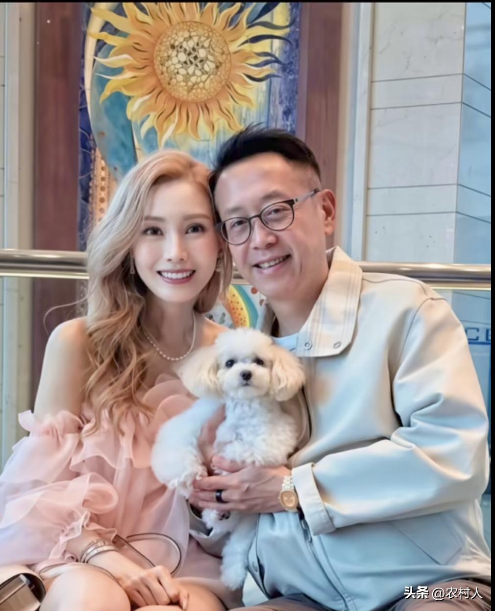 这是李嘉欣过生日时，与丈夫许晋亨一张温馨的合照。没想到56岁的李嘉欣颜值依然在线