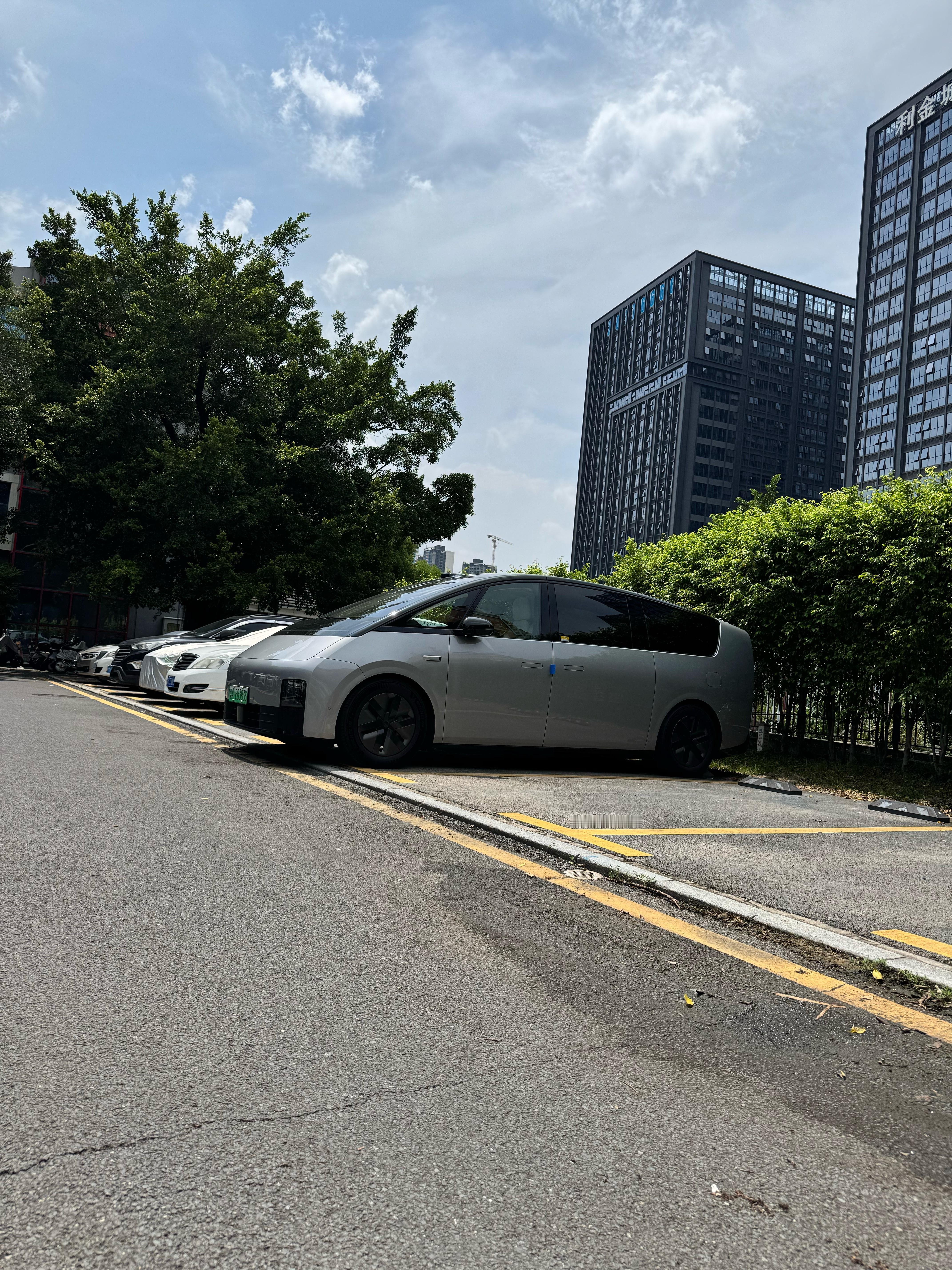 这深圳天气太热了，33度，奥特曼来了都得闪红灯 ​​​