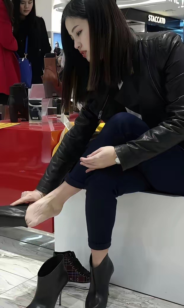 这种鞋光脚穿 不闷吗？ 