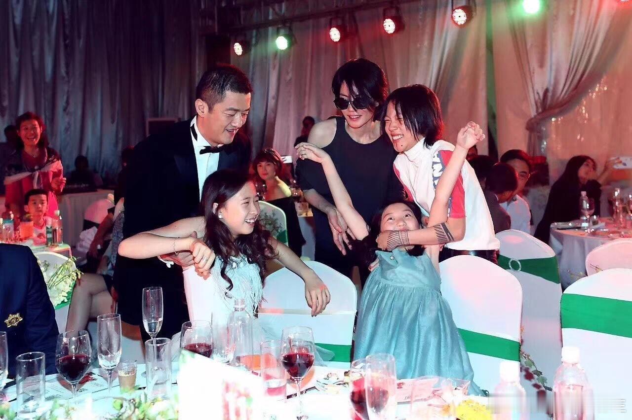 嫣然晚宴旧照王菲李亚鹏窦靖童李嫣同框旧照 网友分享了一组嫣然晚宴旧照，王菲李亚鹏