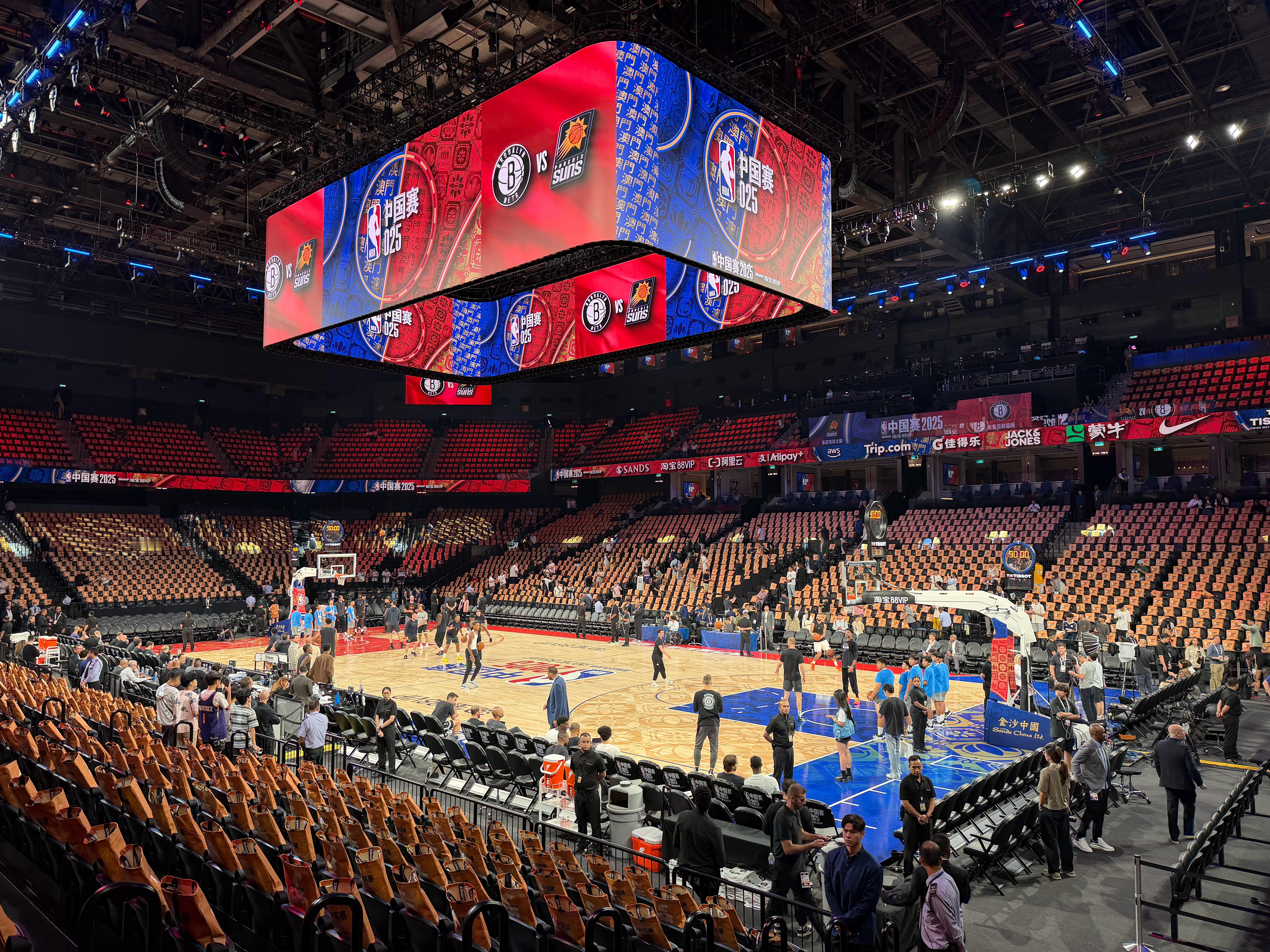 在座的球迷朋友，答应我，如果有机会，一定要去看一场NBA，一定！可能会有球迷觉得