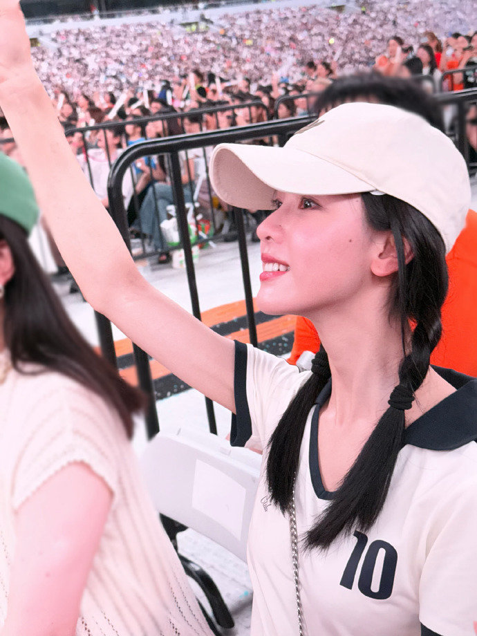 陈都灵五月天演唱会发文 陈都灵看五月天演唱会充电 陈都灵五月天演唱会发文，是看五