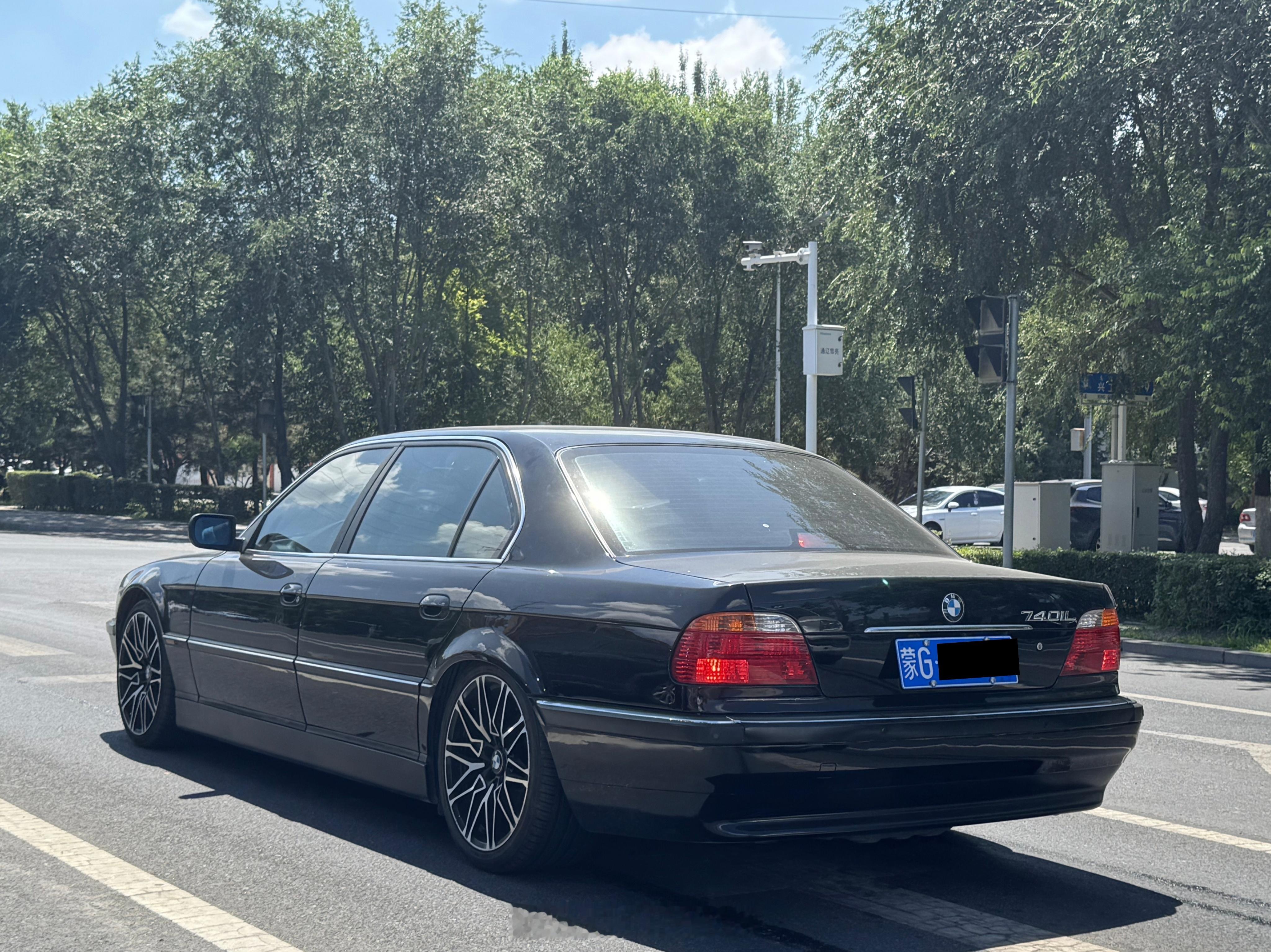 宝马7系 E38，轮毂像是X5M的样式。宝马7系e38(宝马e38:网页链接) 