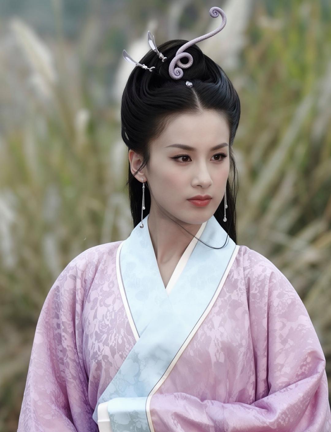 受害者不只是李金铭，黄圣依其实也同样很惨。当时黄圣依刚到村里，就被“婆家”要求跪