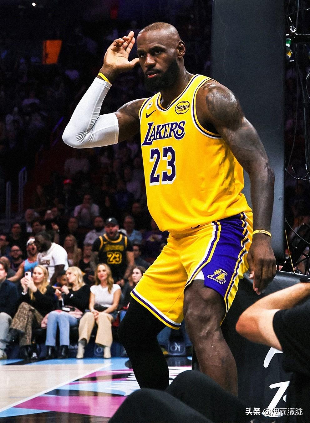 不少人认为詹姆斯球场统治力不行了，但谁知詹姆斯在过去24小时内实现两个壮举：

