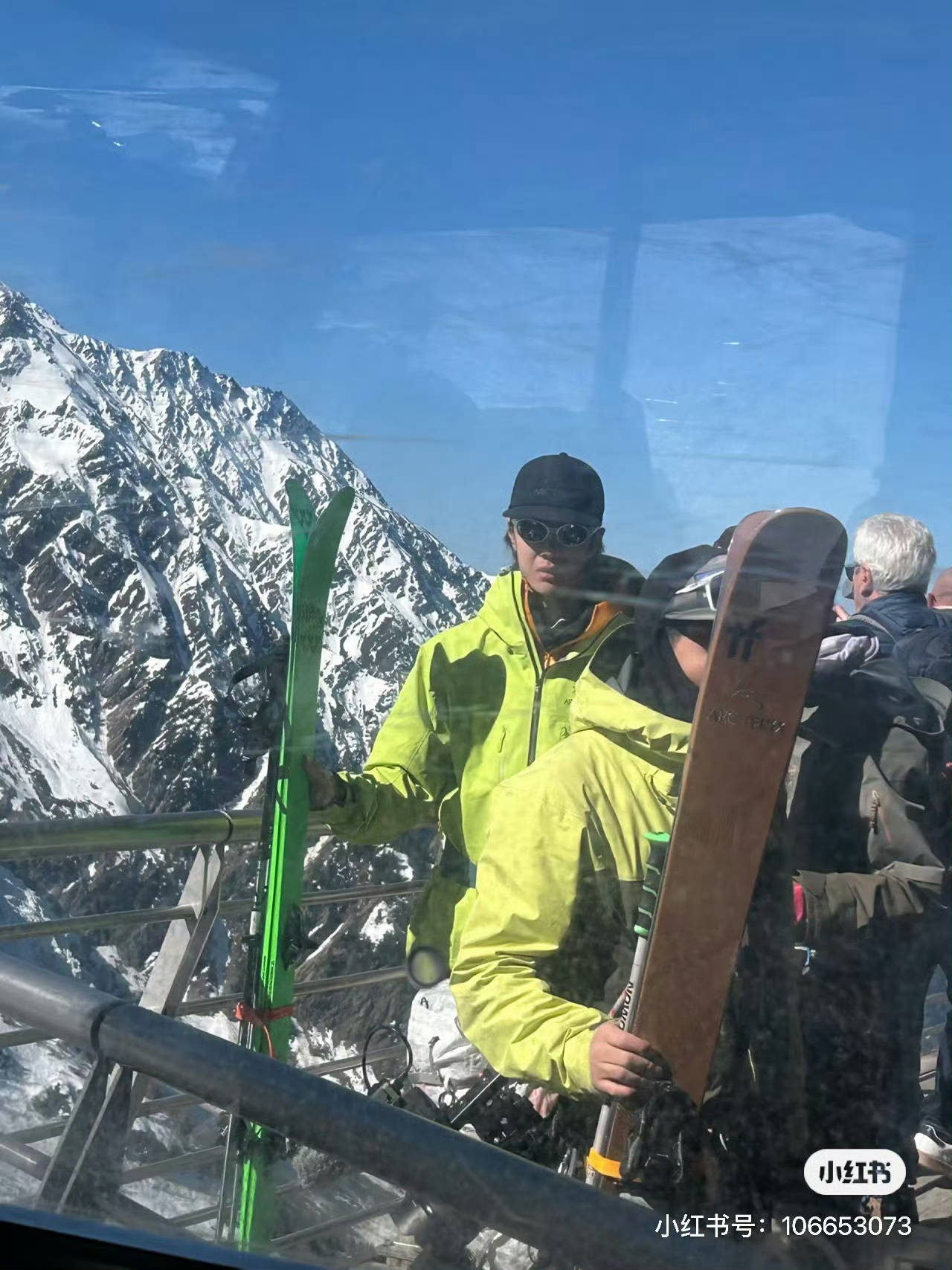 哟[嘻嘻]原来是博美国外滑雪⛷️又被拍到啦[柯基] 脱粉太多，乐华出来维稳了啧啧