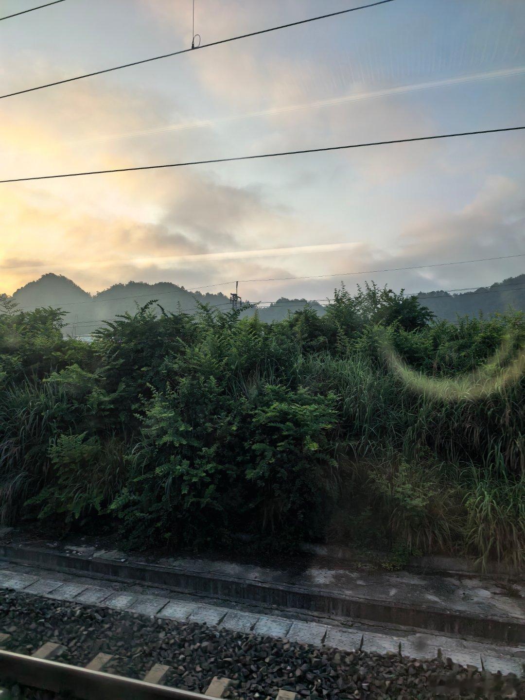 一声“大叔”引发的中年感慨 高铁平稳地行驶着，窗外的景色如飞速掠过的画卷，让人来