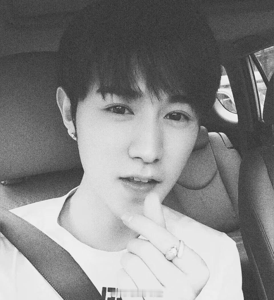 童︍锦︍程︍︉︍︍ 不纠缠是最后的体面 真的看呆了…当初看他直播讲感情头头是道，