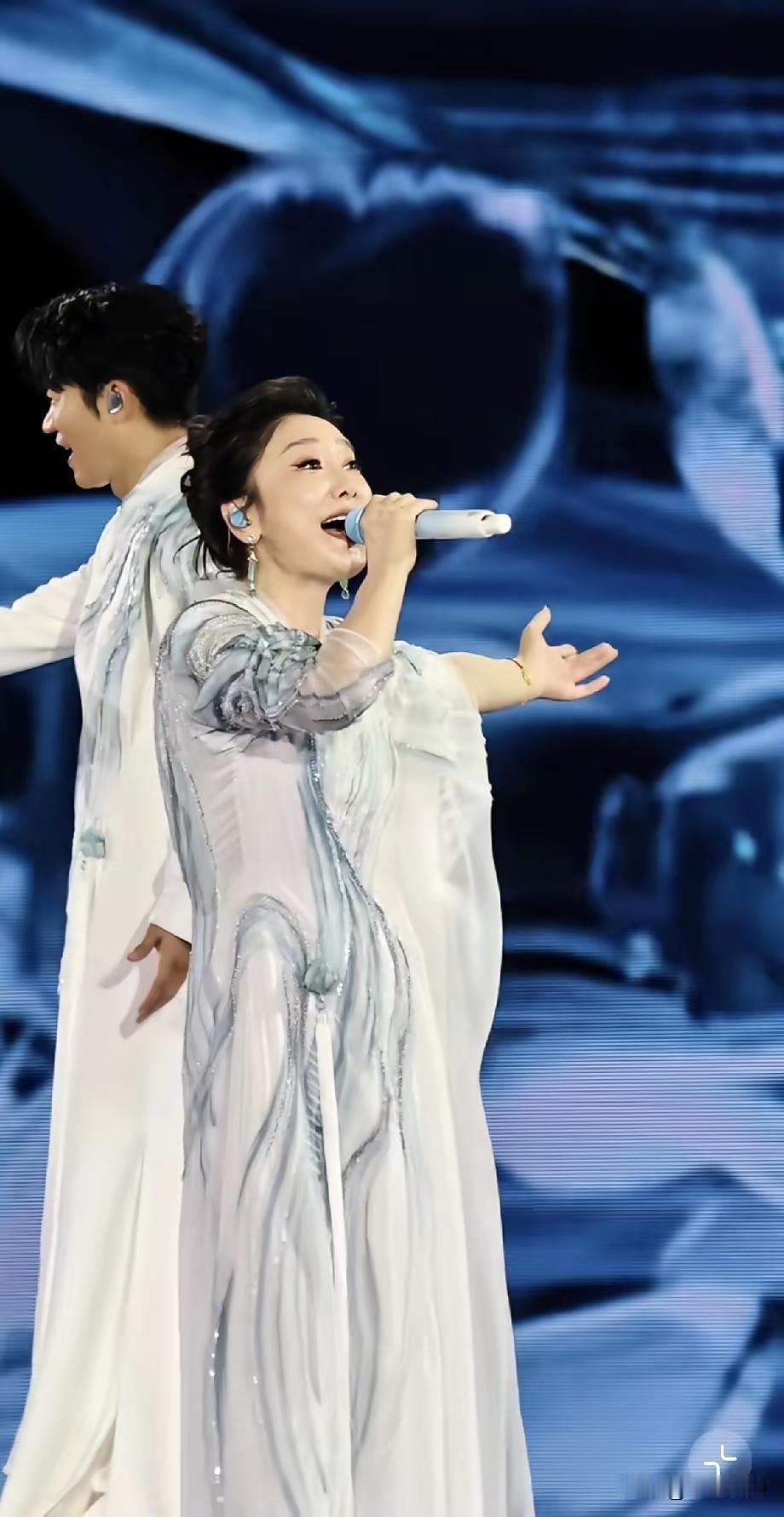 凤凰传奇每次的演唱会，觉得他们两个的衣服都又美又有国风范，特别的有味道。
两个人