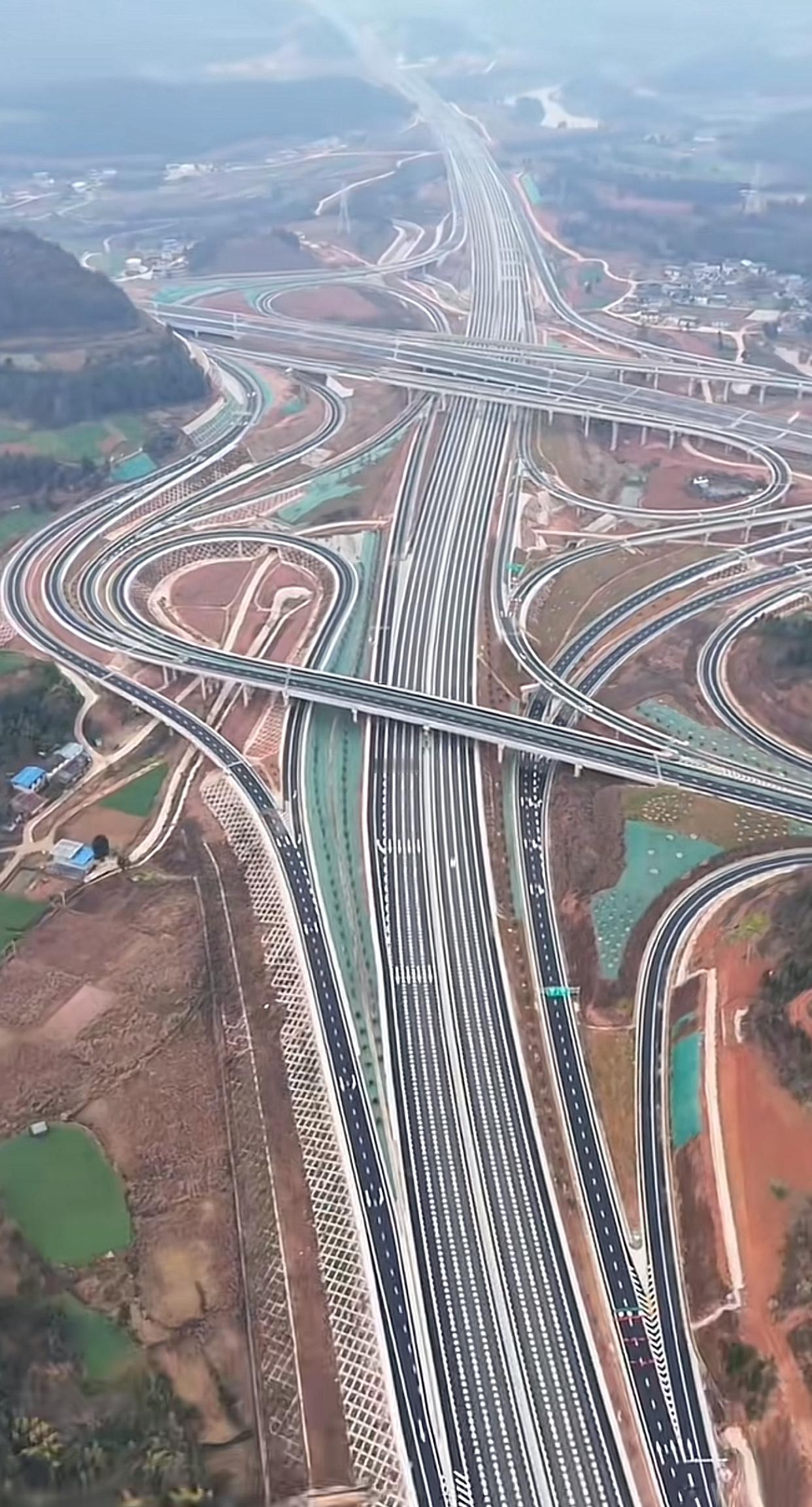 这样设计是不是显得特别高大上啊？司机上高速，估计都得晕头转向了。高速公路上怎么一