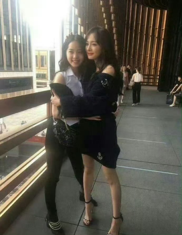 杨幂大学上形体课照片，终于知道了杨幂以前为什么叫杨不修，拍出的生图根本不用修 