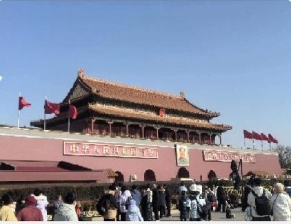 天安门建筑古朴，结构庄严，气势雄伟。广场开阔，与之相映，更显其宏伟磅礴，气象万千