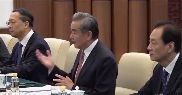美国答应中国了
 5月7日，中国外交部长王毅与访华的特朗普盟友戴安斯会面，他在现