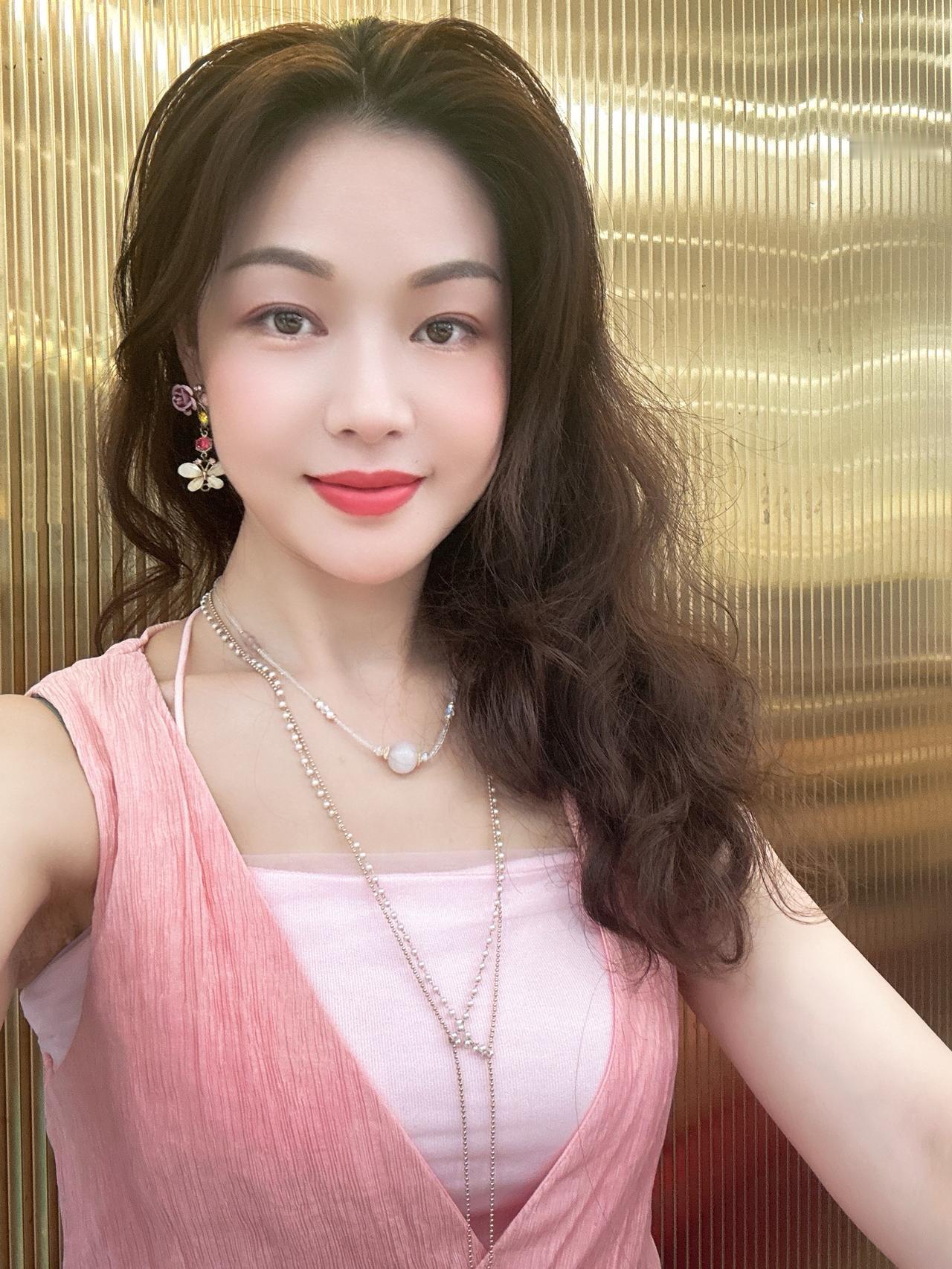 独一无二的自己，你无需成为任何人期待的模样。你的节奏、你的热爱、你选择绽放的方式