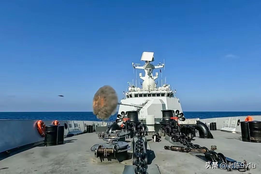 亚丁湾上大庆舰开展应对海
盗小艇袭扰演练
春日亚丁湾，海军第48批护航编队大庆舰