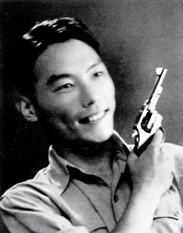 1983年，64岁的中央统战部副部长熊向晖刚办完退休手续，正收拾办公室物品，一个