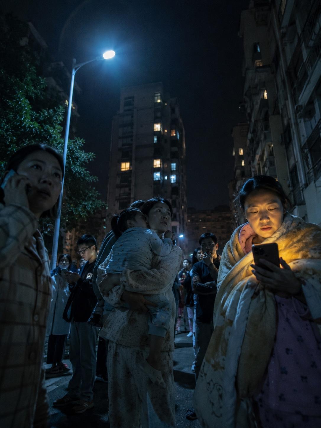 凌晨12点半，床晃了。我腾一下坐起来，第一反应是——谁特么半夜摇我床？

手机屏