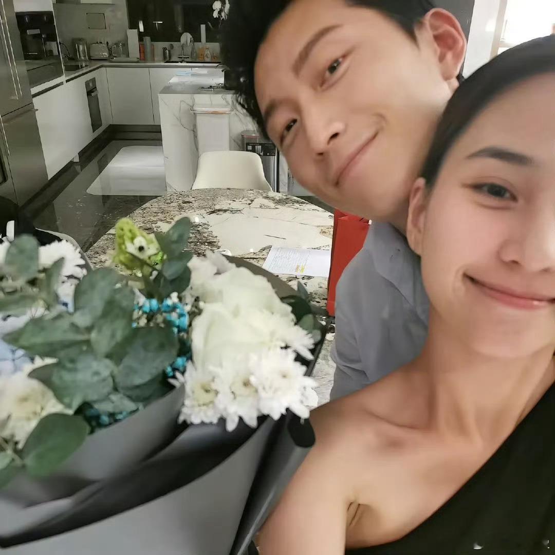 窦骁 何超莲我记得他俩在一起很久很久才结婚的吧……应该都摸透了对方啊，不相信这么