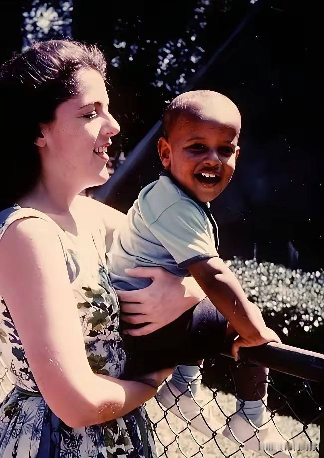 奥巴马的母亲是一个漂亮的白人，奥巴马的父亲是个戴着眼镜的黑人，奥巴马的妻子也是一