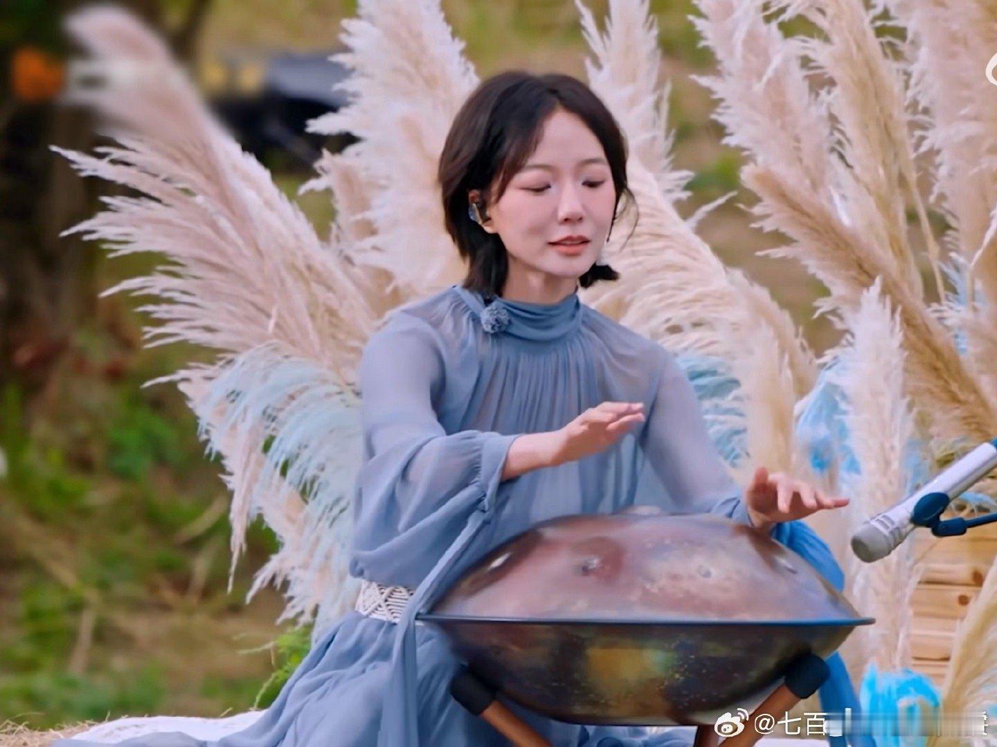 王珞丹火车上再唱乘风二公歌曲旷野星球王珞丹在火车上的清唱，歌声与铁轨的节奏交织，