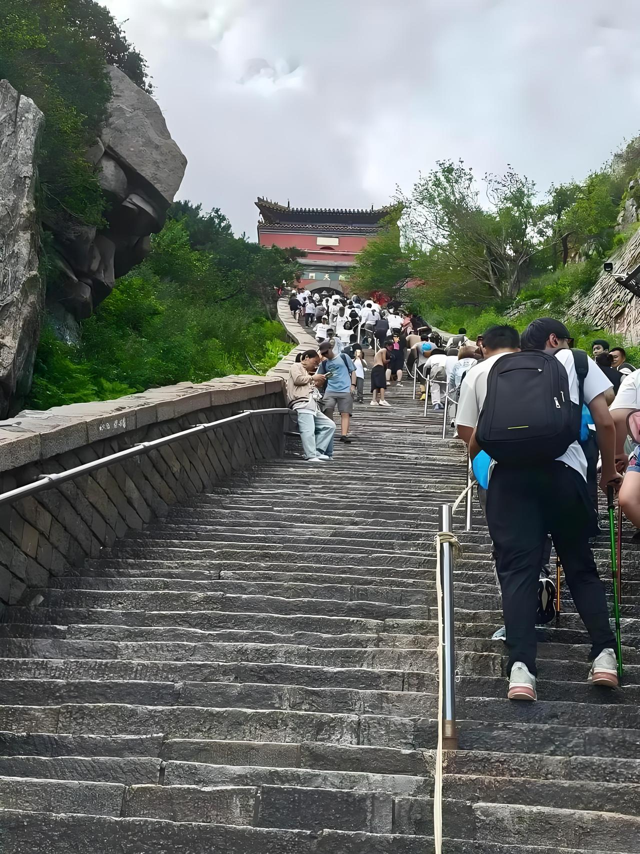 国庆女陪爬：不搞擦边，闷声发大财
现在出来很多奇奇怪怪的行业，
比如：
第一，睡