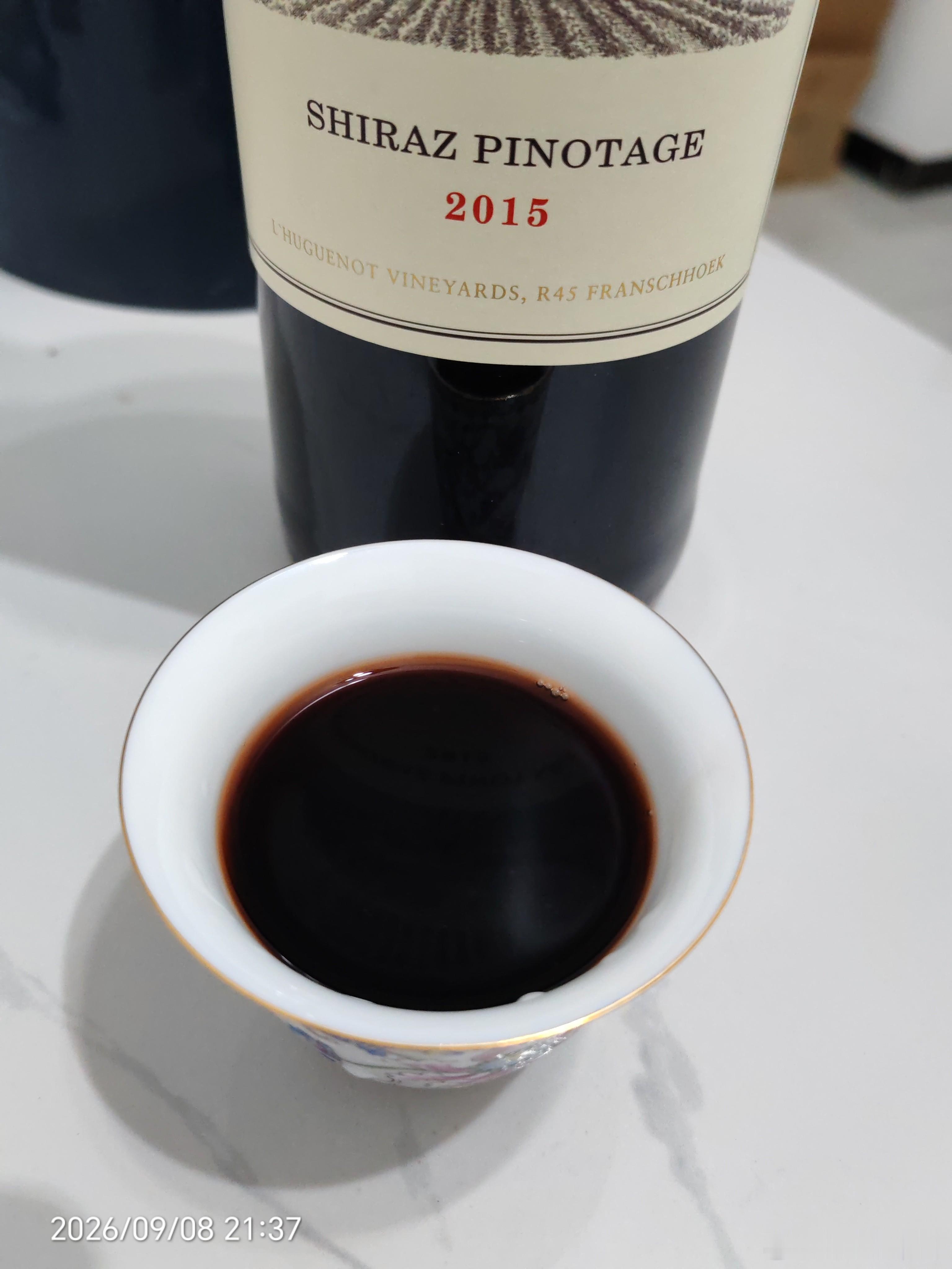 今天换一种催眠方法：喝一杯红酒🍷应该是元旦的时候打开的红酒，放了快一年了，20