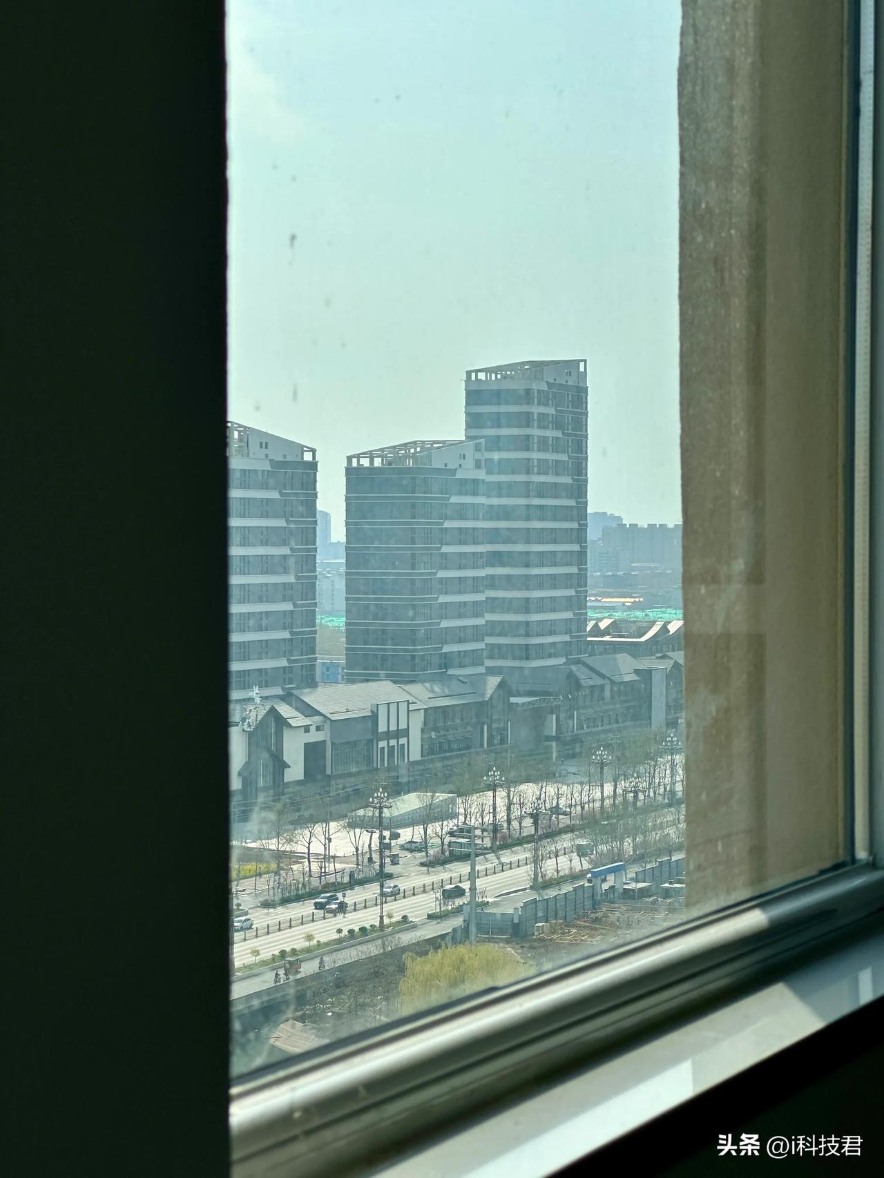 第一次买房不知道，还有1万左右的维修基金，5000块钱左右的契税要交，本来还想买