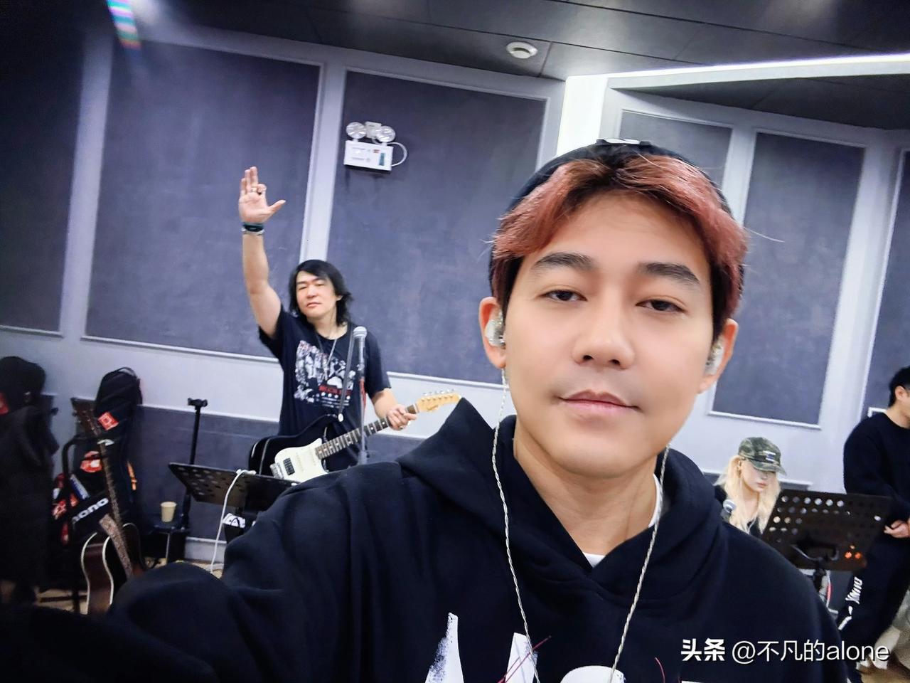 3月4日，苏醒发文说：“我对工作的热情，全都写在脸上了。”

醒哥发了一张排练图