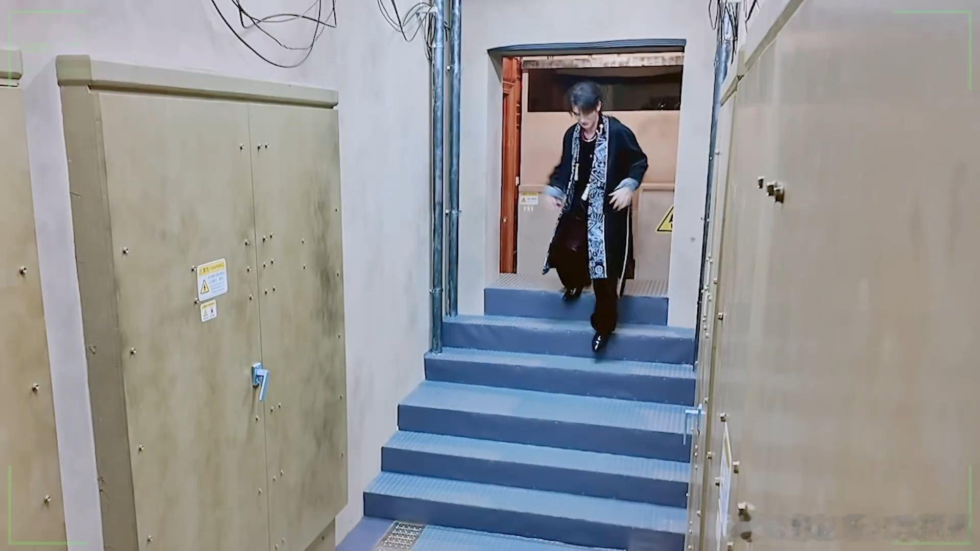 丁程鑫被吓得下楼梯崴到脚丁程鑫下楼梯崴到脚开始推理吧 谁懂啊，丁程鑫本身就胆小，