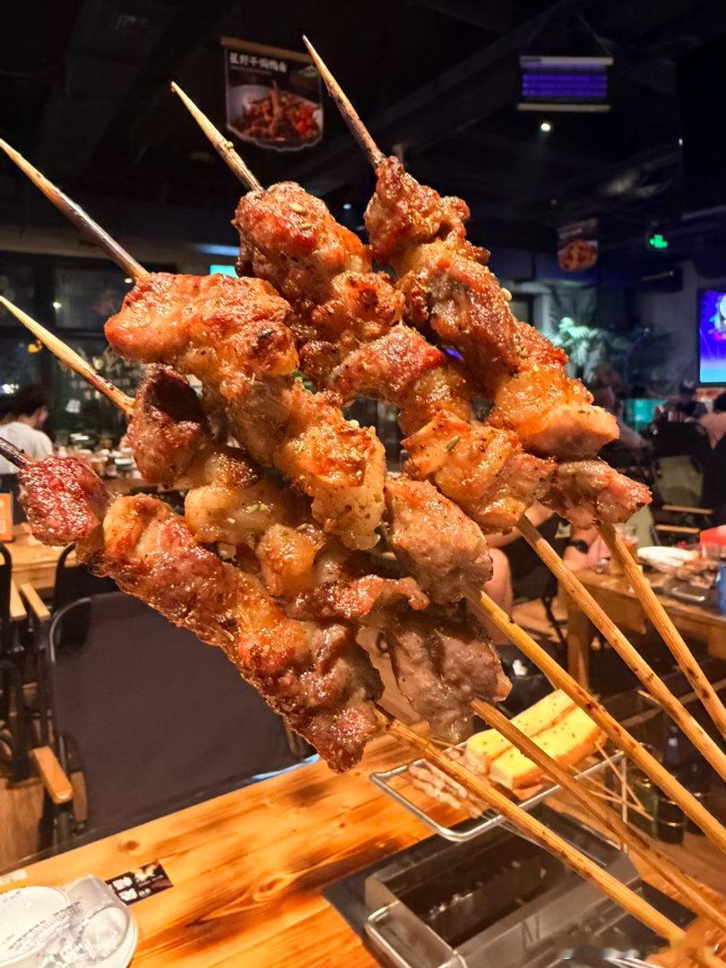 秦皇小巷去了，人山人海热的都不饿了，转战室内大油边，羊肉串，疙瘩汤太淡了 