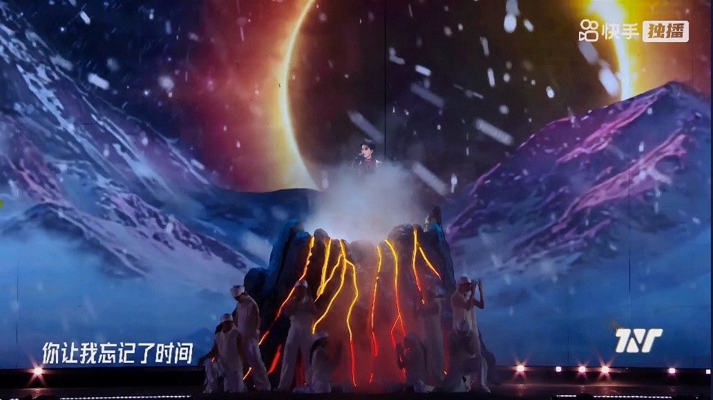 严浩翔真的把整片严寒地搬到舞台上来了。。谢谢你用心地呈现这张神专😭 