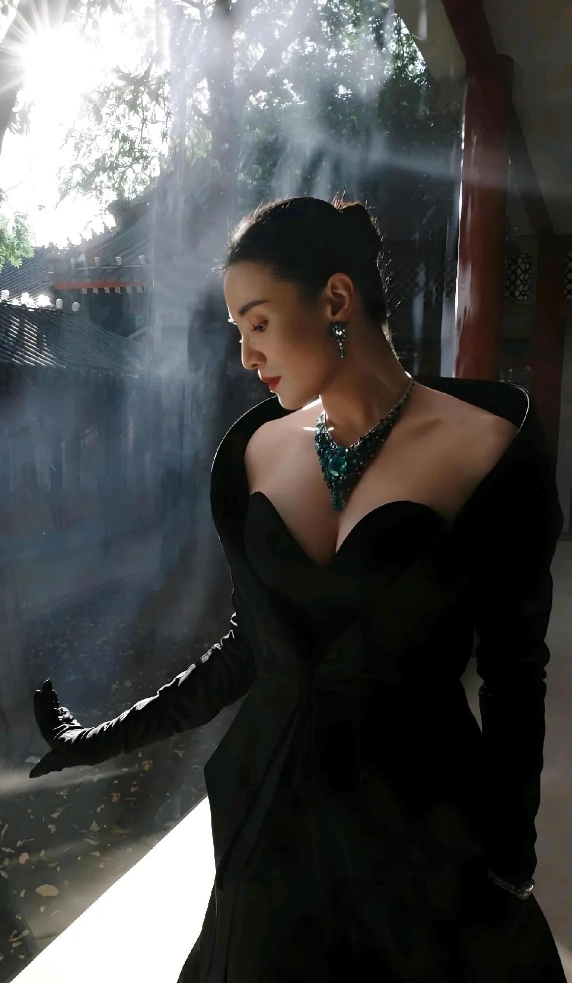 谁能扛得住宋佳的黑色大女主氛围感✨
一身黑裙真的太绝，可冷艳可妩媚，自带强大气场