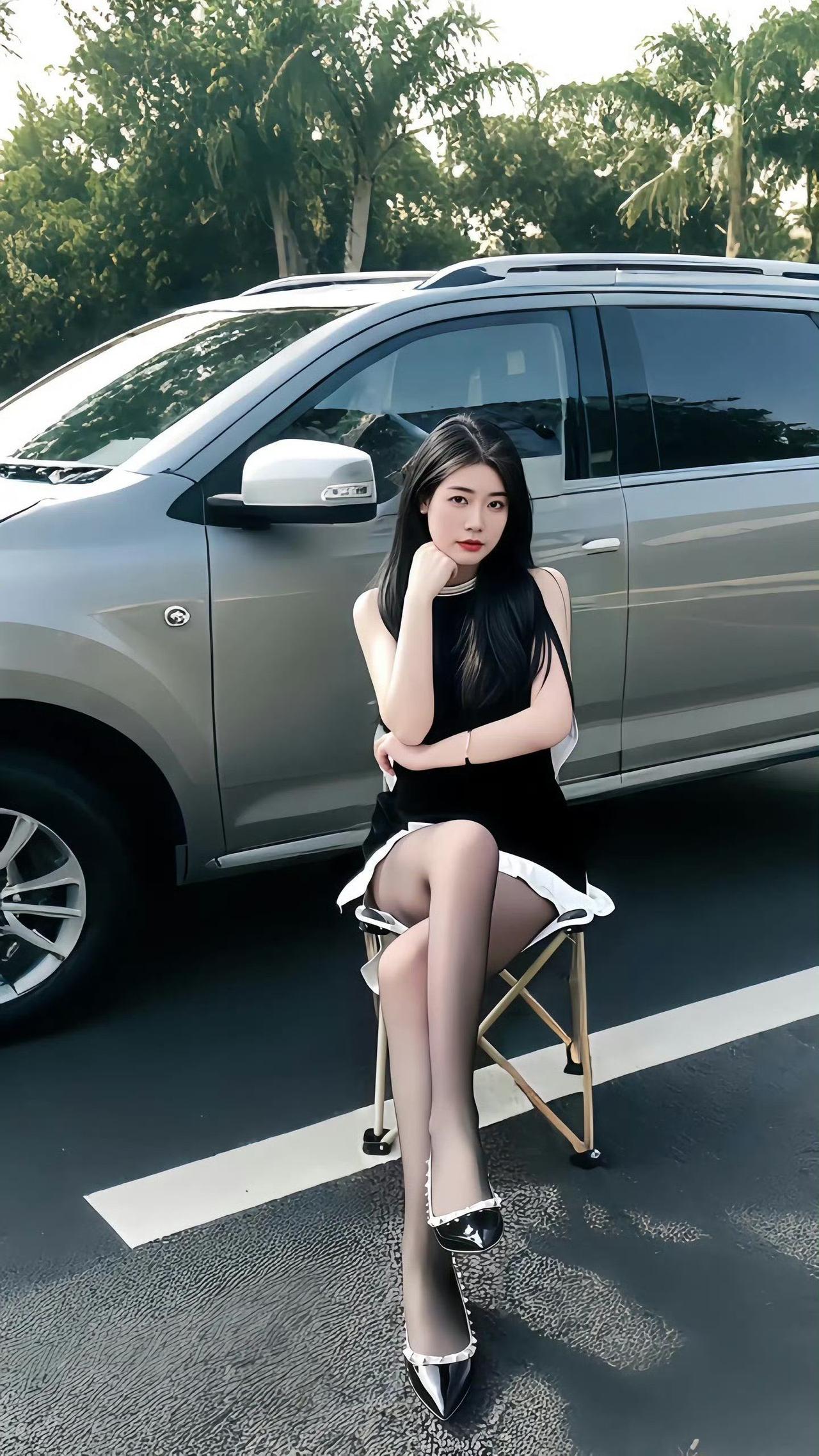 美女车模