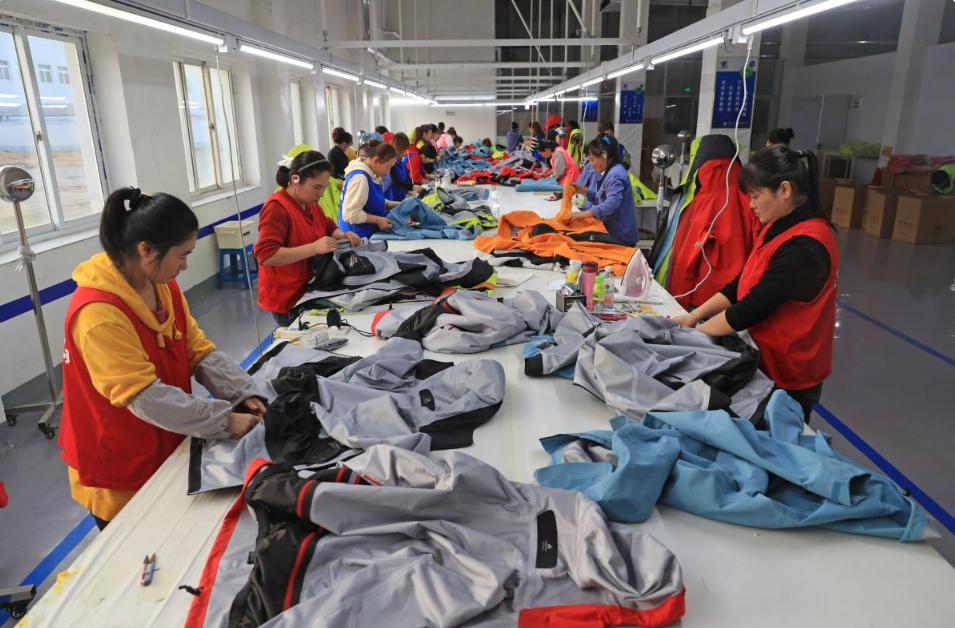 户外风席卷中国！安踏逆袭耐克，高端冲锋衣成身份象征
 
12月17日彭博新闻社报