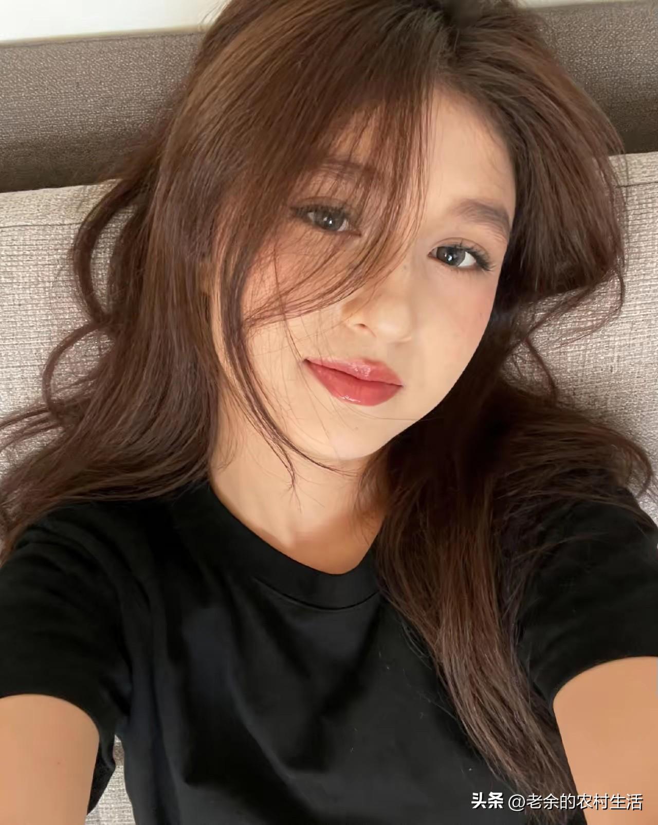 如果你穷
请你不要合群
因为合群只会让你更加的穷
当然了
也没人看得起你
也没人