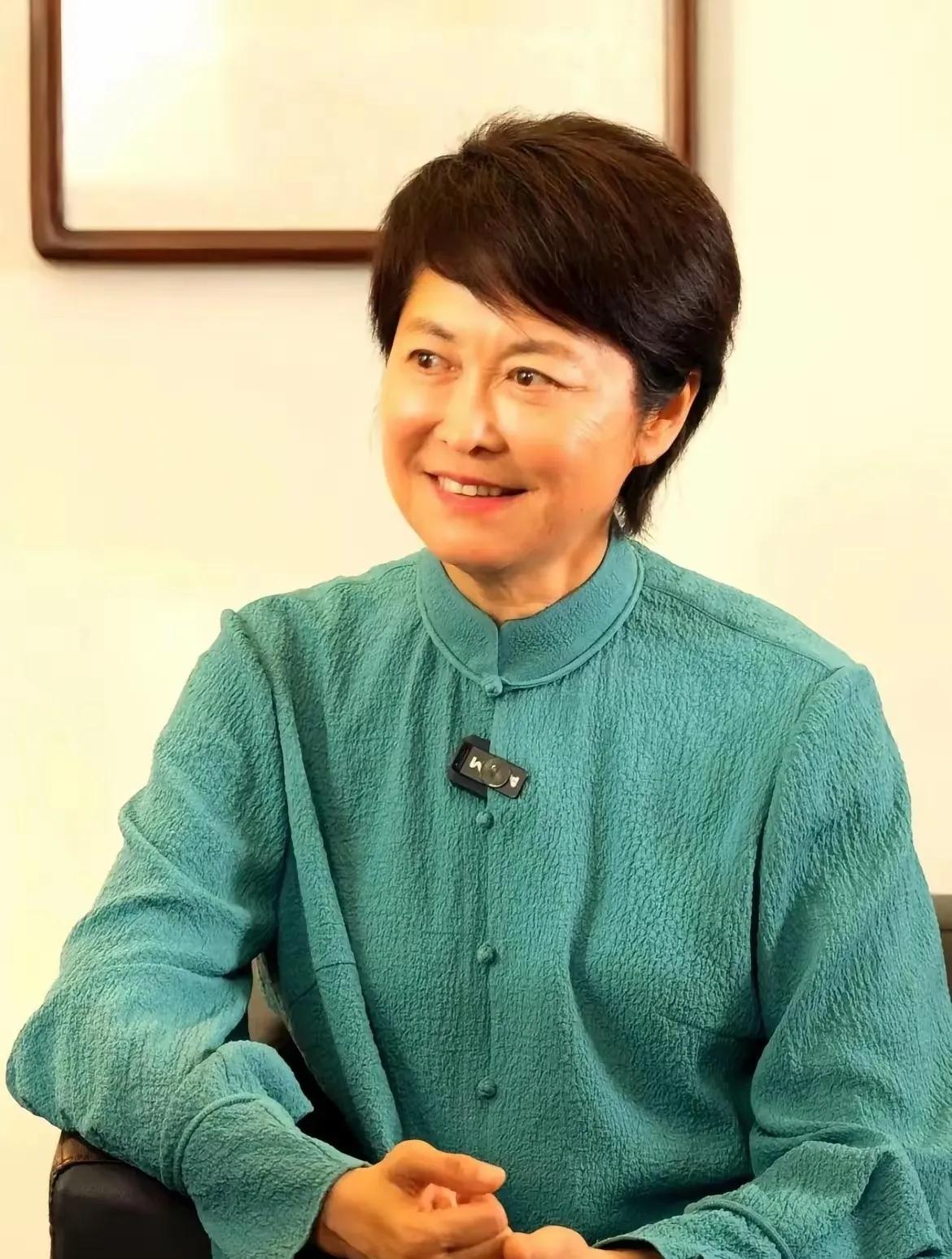 敬一丹离开前，
一直有三个人陪在她身边。

那三个人是谁，讣告里没写名字，但你把