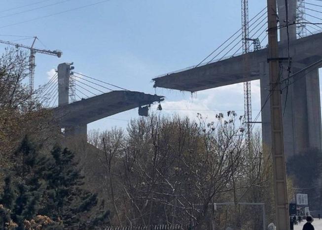 炸桥了！央视新闻报道称，当地时间2026年4月2日，伊朗方面表示，卡拉季阿齐米耶