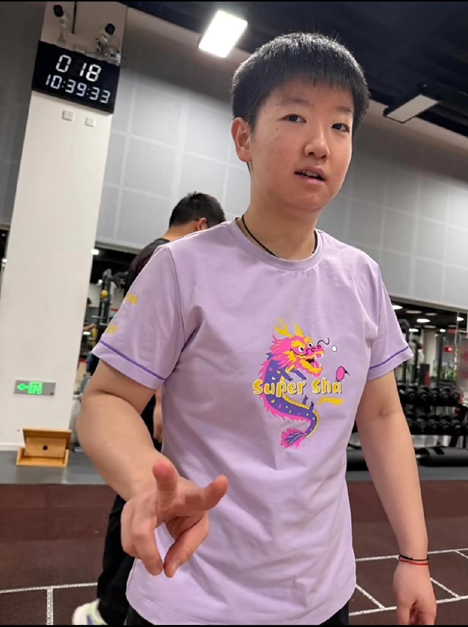 训练馆里的比耶，是孙颖莎独有的松弛感✨
 
刷到这张孙颖莎的训练随拍，直接被这股