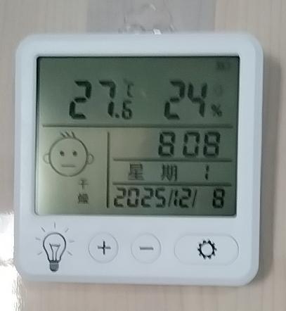 关了两个阀门，室温还是27.6！  是不是有点过高了，你们家室温多少度？