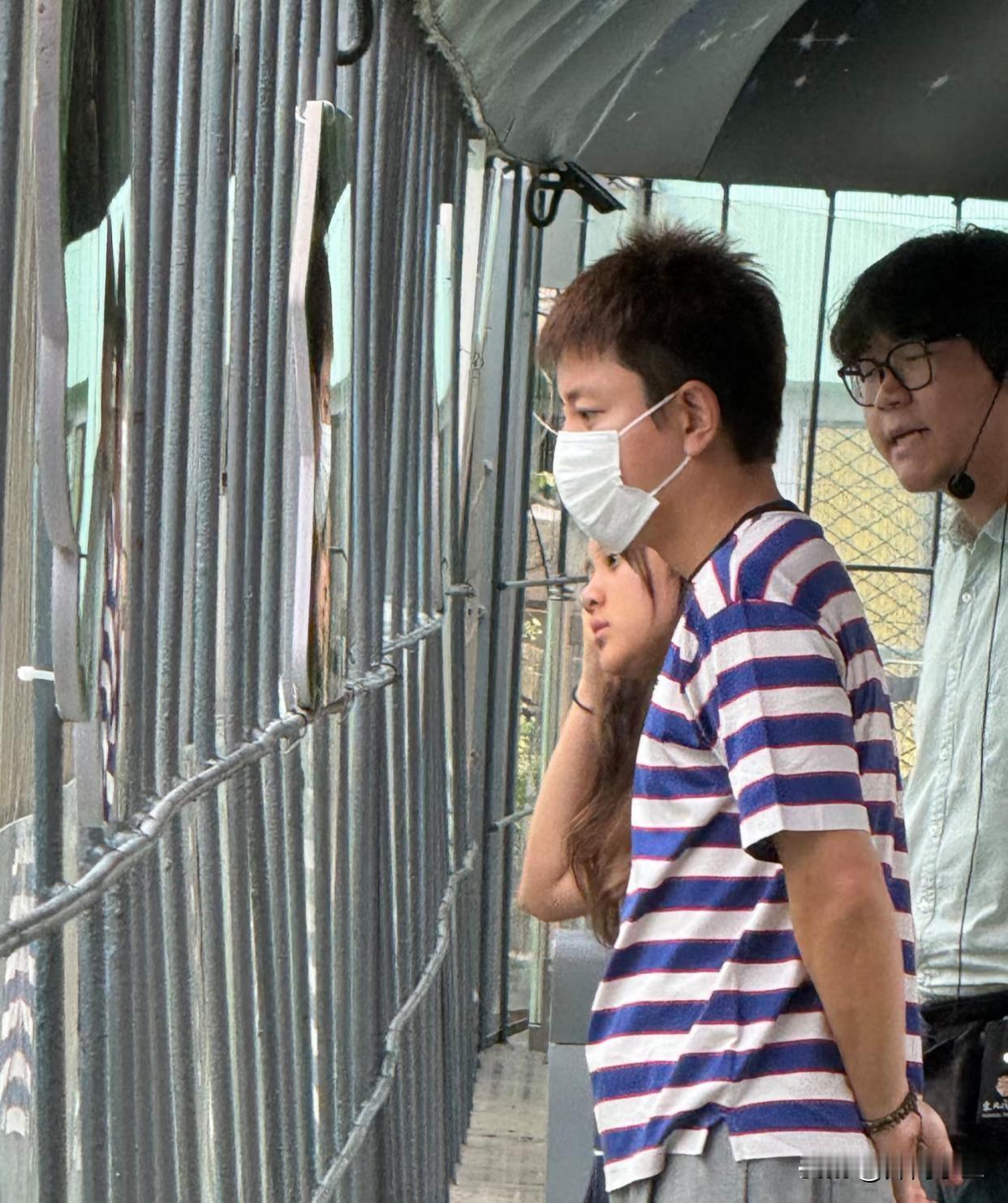 贾乃亮甜馨动物园同框！

一身穿蓝白条纹短袖搭配灰色休闲长裤，戴着口罩低调随行；