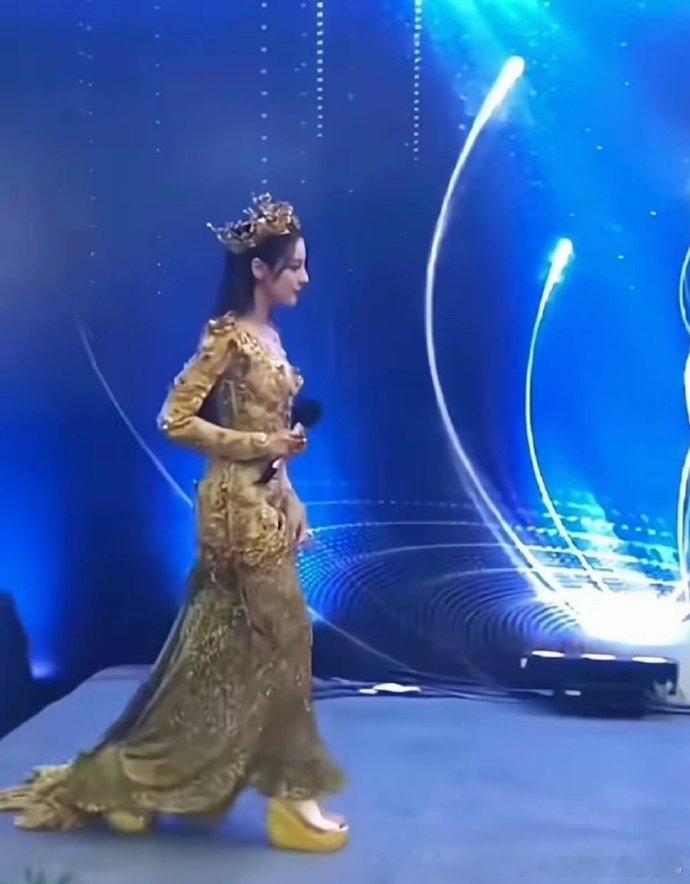 我才知道热巴当金鹰女神那天穿的鞋原来长这样……也太有“雷霆”感了哈哈哈。 