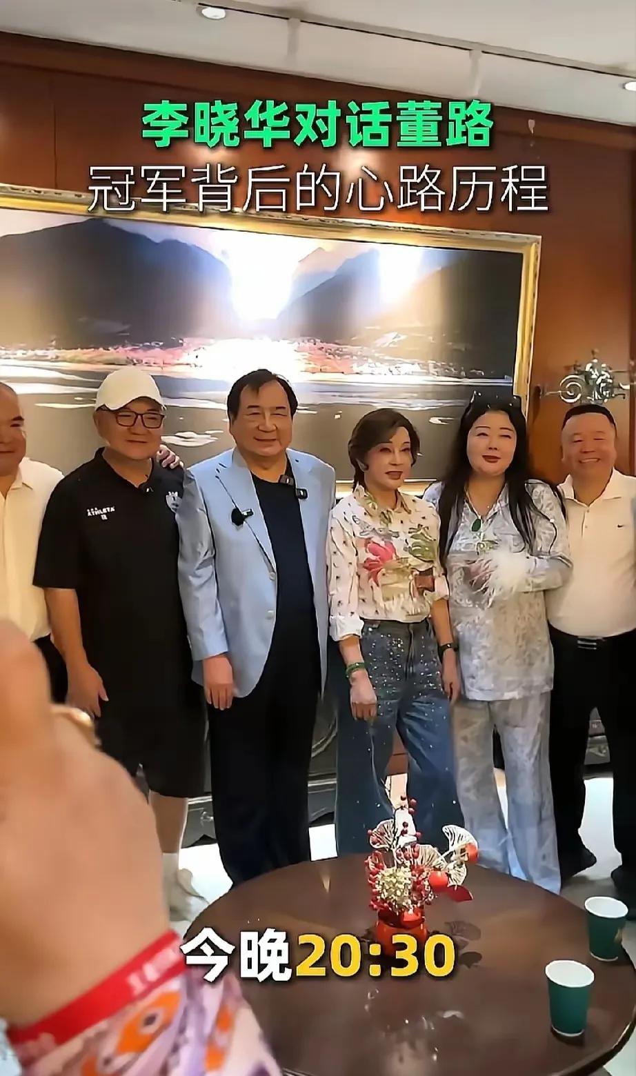 最近刷到一条消息，挺有意思——刘晓庆出现在足球小将的庆功晚宴上。

说实话，一开