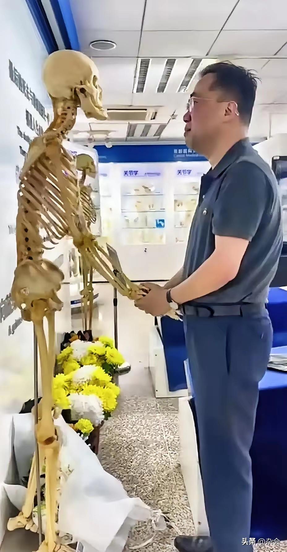 “老师，我来看您了！”
看到韩炜医生抱着恩师张金哲院士的遗骨痛哭，瞬间破防。
手